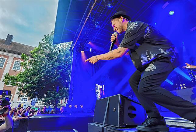 Bild 13: Johannes Oerding tritt in Meersburg auf: 4.000 Fans feiern begeistert