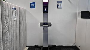 Mit dem neuen Point-ID-System werden bei der Beantragung von Pässen und Ausweisen direkt im Bürgerservice digitale biometrische ...