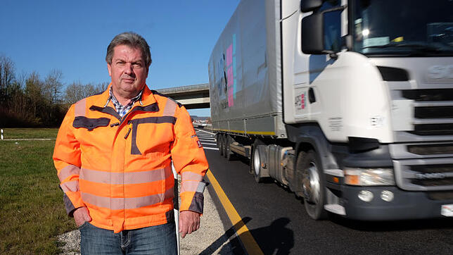 Nur haarscharf brettern Laster und Autos an den Standtreifen der A&nbsp;81 vorbei. Das bringt Mitarbeiter der Autobahnmeisterei teils in ...