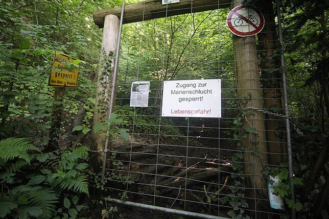 Diese Absperrung zum Uferweg bei Wallhausen soll bald weg. (Archivbild)