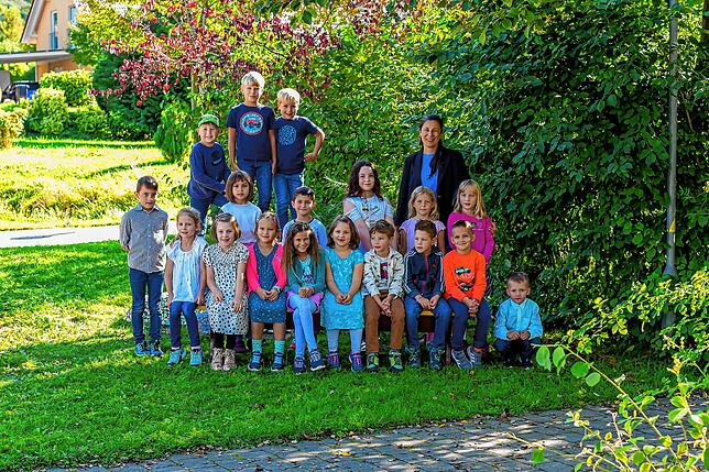 In der Familienklasse 1,2 a der Grundschule Neufrach nahmen Lehrerin Kathrin Linke und die Zweitklässler die Erstklässler in Empfang.