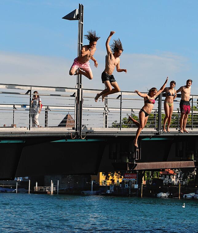 Im Sommer lockt die Fahrradbrücke in Konstanz viele zum Sprung in den Seerhein. Aber Vorsicht: Auch für Rhein-Springer gelten Regeln.