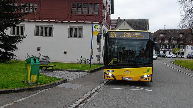 (Archivbild) Bisher hat der Bus auf der Insel Reichenau seine zentrale Haltestelle beim Museum an der Ergat. Eine Mehrheit im ...