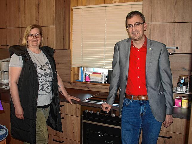 Stolz präsentieren Klausenhofbetreuerin Britta Kaiser und Bürgermeister Christian Dröse die neue Küchenzeile im Klausenhofkiosk, die ...