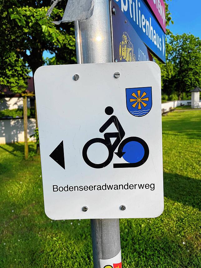 So sieht sie aus, die Beschilderung des Bodensee-Radwegs. Sie soll den Radfahreren helfen, nicht vom Weg abzukommen.