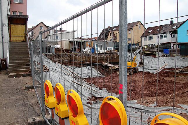 Die Baugrube in der Sturmbühlstraße 101 im März 2023.