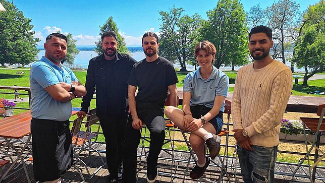 Auf der Terrasse des Restaurants am Hörnle mit Seesicht: Von links Koch Veysel Erkek, Restaurantleiter Dervis Avci, Koch Yasin Gürgen, ...