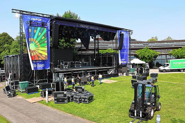 Letzte Vorbereitungen vor dem Start der Open-Air-Reihe. Bis Mittwochabend soll alles fertig sein.