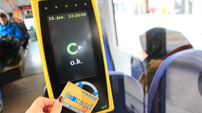 Die E-Card ist seit dem 22.&nbsp;Dezember gültig und kann von Kunden zum Busfahren genutzt werden. Beim Ein- und Auschecken gibt es ...