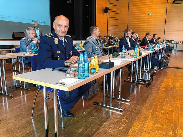 In Reihe eins: Militär neben der Verwaltungsspitze: So platzierte das VS-Rathaus Gäste der Bundeswehr für eine Projekt-Präsentation.