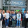 Der neue Jugendgemeinderat mit dem OB und Rathaus-Vertretern nach der Begrüßung in selbigem (v.l.): OB Martin Staab, Clara Hecht, Emily ...