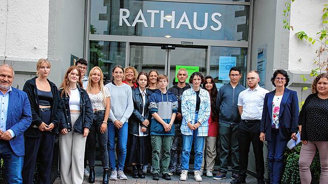 Der neue Jugendgemeinderat mit dem OB und Rathaus-Vertretern nach der Begrüßung in selbigem (v.l.): OB Martin Staab, Clara Hecht, Emily ...