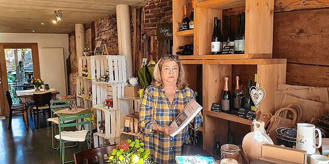 Evelyn Blumenröther in ihrem Café. Liebe zum Detail ist eines ihrer Steckenpferde.