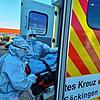 Liegt bei einem Patienten eine Corona-Infektion vor, kommen die Mitarbeiter vom Rettungsdienst in spezieller Schutzkleidung. Eine ...