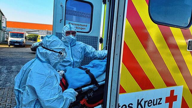 Liegt bei einem Patienten eine Corona-Infektion vor, kommen die Mitarbeiter vom Rettungsdienst in spezieller Schutzkleidung. Eine ...