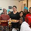 Die Studiogruppe der Kulturbrücke Stockach bei einer Kochveranstaltung. Von links: Jehan, Mehri, Taimaa, Yasaman, Nazanin, Yassi, ...