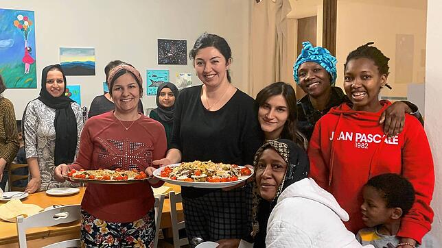 Die Studiogruppe der Kulturbrücke Stockach bei einer Kochveranstaltung. Von links: Jehan, Mehri, Taimaa, Yasaman, Nazanin, Yassi, ...