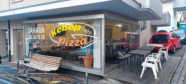 Das Sahara in der Radolfzellerstraße. Vor dem Haus gibt es vier Parkplätze. Im Sommer kann man hier auch draußen seinen Imbiss verzehren.