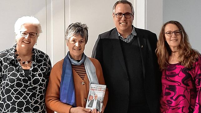 Die Initiatorinnen des Lauchringer Kirchenstreiks Karin Höhl, Gertrud Bernauer-Eckert und Ulrika Schirmaier (von links) tauschen sich ...