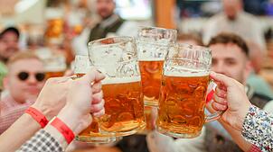 Auch in diesem Jahr wird in den Festzelten des Cannstatter Volksfests gesungen und angestoßen. (Archivbild)