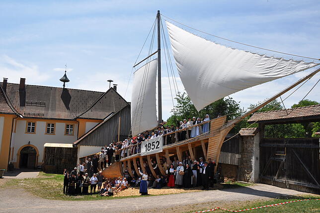 Das Schiff „Rouenaise“ und die 120 Bühnenakteure des Theatervereins Zeitschleuse.