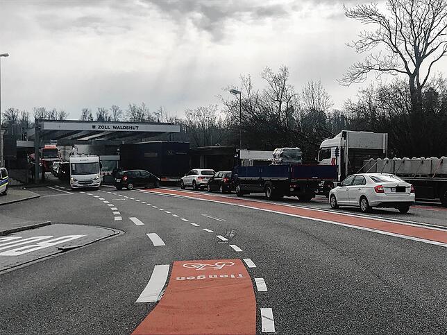 Einen Tag nach der Grenzschließung herrscht am Waldshuter Zollübergang reger Verkehr. Vor allem Lastwagen fahren aus Richtung ...