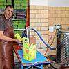 Das Thema Most gehört zum Naturparkmarkt in Hubertshofen. Das Bild zeigt Georg Tritschler bei der Arbeit in der Mosterei im Dorf. Bild: ...