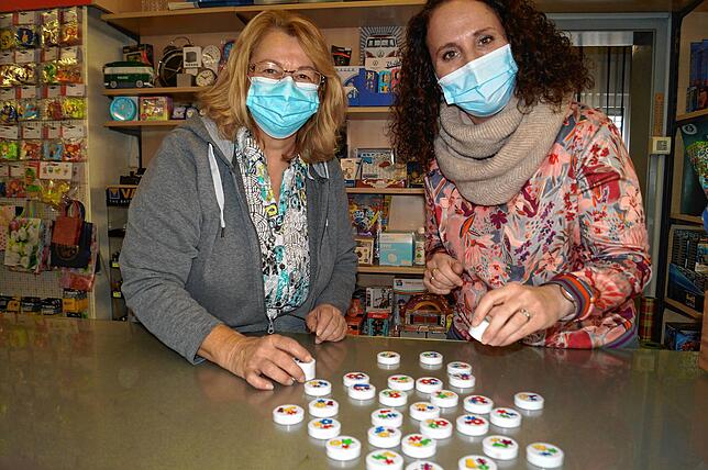 Hannelore Schlude und Stefanie Sarachella-Groß ist es wichtig, die Spiele, wie hier das Magnetspiel Clack, selbst auszuprobieren.