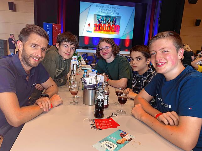 Lehrer Sebastian Eisele (links) mit seinen Schülern Richard Heindl, Jona Esterle, Jonathan Lawgowski und Leon Hartmann von der OHG ...