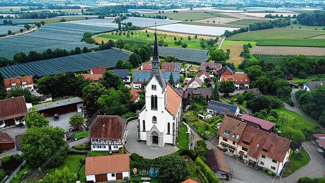Die Kirche Unsere Liebe Frau im Überlinger Ortsteil Lippertsreute hat einen auffälligen Kirchturm. Von oben sieht er ganz anders aus.