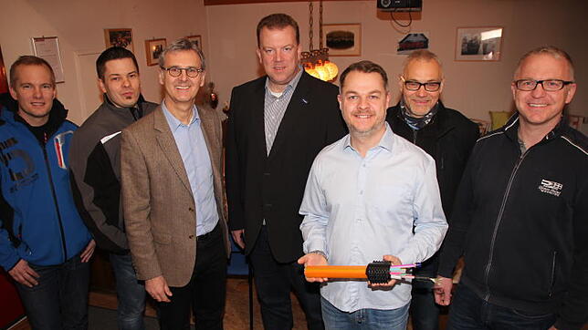 Endlich läuft das schnelle Internet in Ebringen. Darüber freuen sich (von links) Nutzer Christian Wagner, Oliver Denzel, Karl Mohr, ...