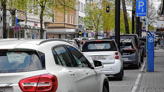 Das Parken auf den oberirdischen Parkplätzen in der Singener Innenstadt könnte zum 1. Oktober teurer werden. Autofahrer sollen dann zwei ...