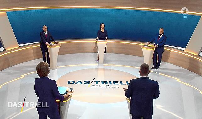 Kanzlerkandidat Olaf Scholz (SPD, hinten, l-r), Kanzlerkandidatin Annalena Baerbock (Bündnis 90/Die Grünen) und Kanzlerkandidat Armin ...