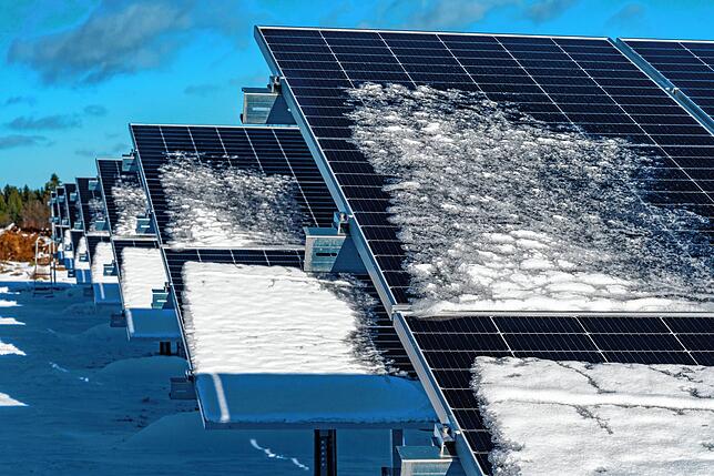 Die ersten Solarmodule sind bereits montiert.
