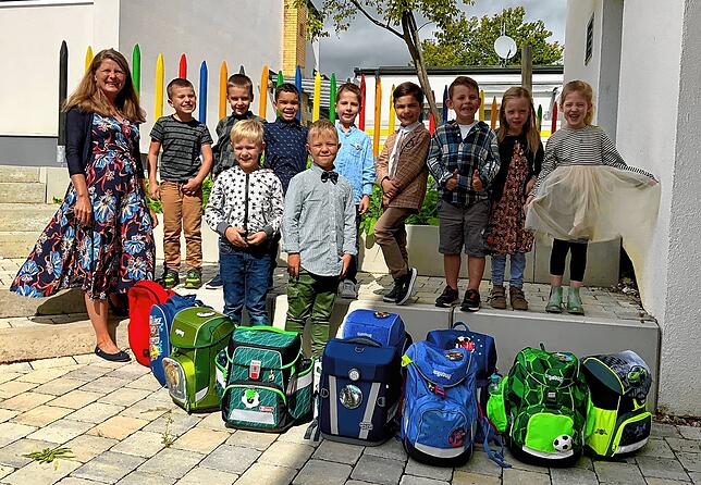Die Erstklässler der Sernatingen-Schule Ludwigshafen und ihre Klassenlehrerin Susanne Töpper-Zimmermann.