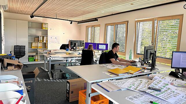 Viel Platz: Das Großraumbüro mit vier Arbeitsplätzen. Bilder: Villinger