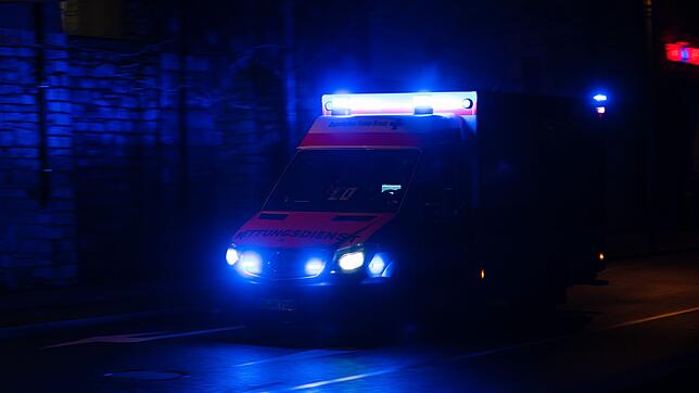 Im Krankenhaus erliegt einer der Beteiligten seinen Verletzungen. (Symbolbild)