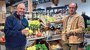 Christoph Teufel (rechts) und Sternekoch Jochen Fecht im neuen Hofladen des Rengoldshauser Hofs. Seit mehr als einem Jahr arbeiten sie ...
