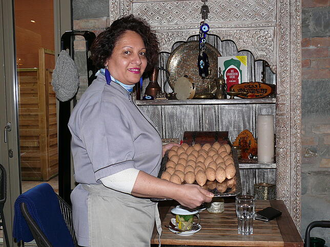 Ikram Narrar, Inhaberin des libanesischen Restaurants Ikrams, zeigt ein traditionelles Gericht, die Kibbe, bestehend aus ...