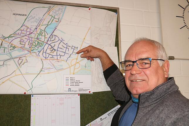 Die Strecken für die Räumfahrzeuge sind für Kernstadt und Ortsteile festgelegt. Bauhofleiter Georg Hirt zeigt auf den Plan, der im ...