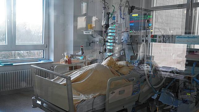Ein Covid-Patient an der Beatmungsmaschine &ndash; die Überlebenschancen sinken erheblich, wenn ein Patient intubiert werden muss.