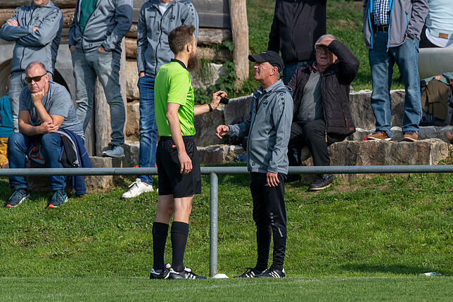 Redebedarf: Nur selten war Trainer Georg Isele bei der 1:2-Niederlage seiner SG Mettingen/Krenkingen in Wittlingen mit Schiedsrichter ...