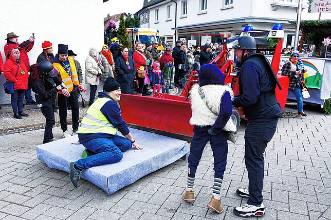 Auch die Proteste der „Letzten Generation“ mit festgeklebten Aktivisten thematisiert eine der Gruppen in Häusern.