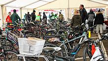 Die Auswahl an Fahrrädern war wieder riesig, gefragt waren vor allem Kinder- und Jugendfahrräder. Zum Sortiment gehörten aber auch ...