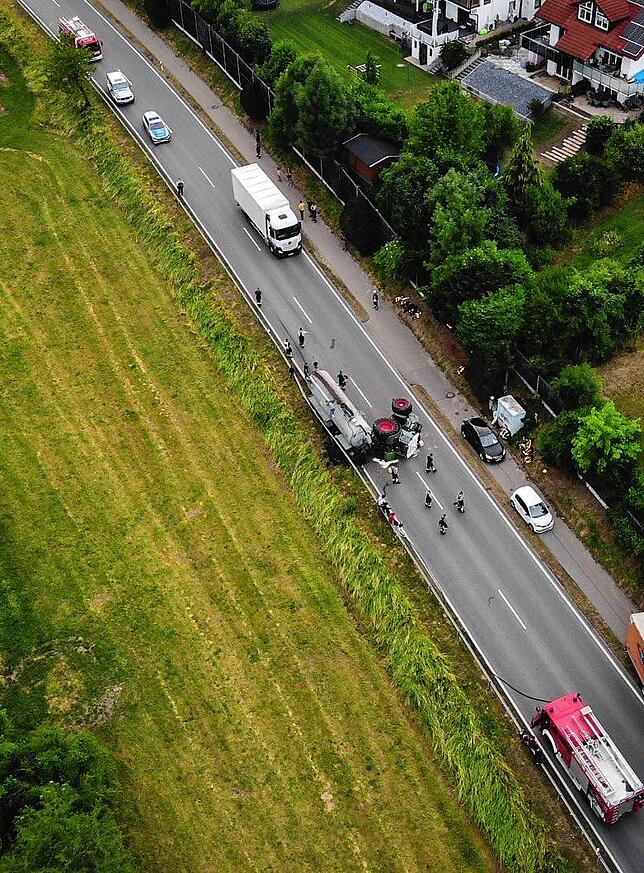 Am Ortseingang von Espasingen ist der Unfall geschehen. Das Bild entstand per Drohne