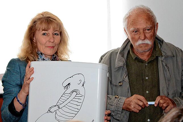 Hermine Reiter mit einem von Janosch bemalten Spülkasten. Bei der Ausstellung im Jahr 2014 wurden über 300 seiner humoristischen ...