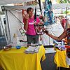 Ein passendes und praktisches Unikat fand Phung Tran Schade am Stand von Sabine Granacher. Die Vielfalt des Kunst- und Handwerkermarkt ...