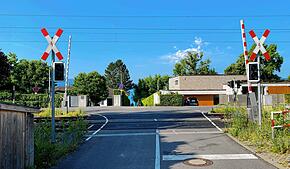 Am Bahnübergang in der Unterhausgasse in Allensbach ist am Dienstagabend, 17. Juni, ein Segelmast mit der Oberleitung kollidiert. Das ...