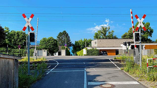 Am Bahnübergang in der Unterhausgasse in Allensbach ist am Dienstagabend, 17. Juni, ein Segelmast mit der Oberleitung kollidiert. Das ...
