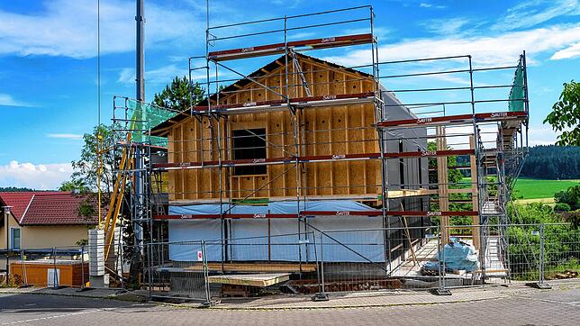 Der Neubau der der dritten Flüchtlingsunterkunft in Brigachtal geht voran. Entgegen anderen Mutmaßungen entspricht er den beschlossenen ...